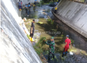 Cegah Banjir Saat Musim Hujan Tiba, Babinsa Ketelan Bersama Tim Saberling Dan Staf Kelurahan Gotong Royong Bersihkan kali Pepe