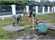 Gunakan Sapu Lidi, Babinsa Keprabon Bersama Abdi Dalem Bersihkan Lapangan Pamedan Puro Mangkunegaran