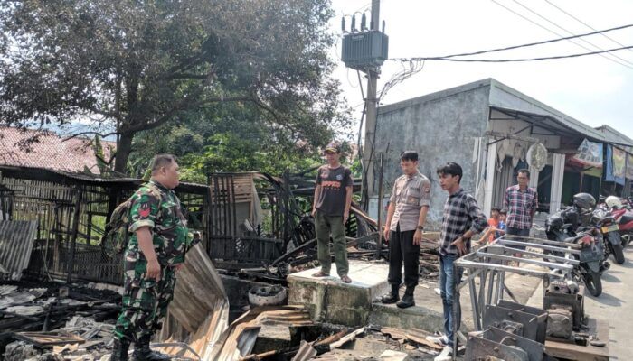 Polsek Ciampea Bersama Instansi Terkait Mendatangi Lokasi Kebakaran di Pasar Jumat Desa Cibitung Tengah Tenjolaya Bogor 