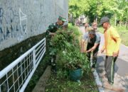 Peduli Lingkungan, Babinsa Pucangsawit Bersama Warga Gelar Kerja Bakti Bersihkan Jalan