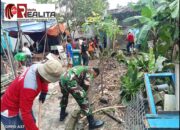Cegah Banjir Dan Luapan Air Saat Hujan Tiba, Babinsa Pajang Bersama Masyarakat Kerja Bhakti Bersihkan Selokan