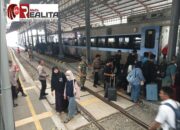 Waspada Terhadap Tindak Kejahatan, Babinsa Purwosari Laksanakan Pengecekan Dan Himbauan Kepada Penumpang Kereta Api