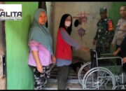 Peduli Terhadap Warga Binaan, Babinsa Karangasem Dampingi PMI Berikan Bantuan Kursi Roda