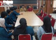 Babinsa Gandekan Bersama Aparat Kelurahan Sambut Penerimaan Mahasiswa KKN Undip