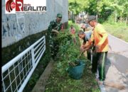 Cegah Banjir, Babinsa Pucangsawit Gotong Royong Bersama Warga Bersihkan Selokan
