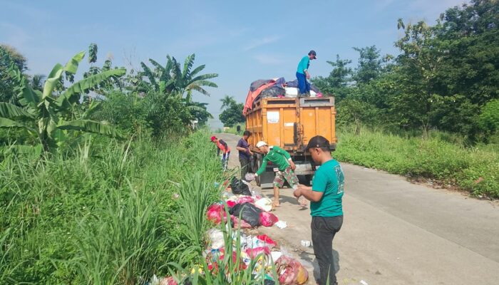 Demi Memberi Kenyamanan Terhadap Masyarakat, UPT. Sampah Wilayah I Cibinong Lakukan Opsih Sampah Liar 