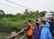 Penjabat (Pj) Wali Kota Bogor, Hery Antasari meninjau tiga titik lokasi rawan banjir di dua kecamatan.