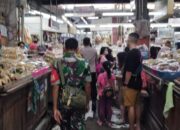 Babinsa Sudiroprajan Cek Harga Sembako di Pasar Gede Solo, Yakinkan Tetap Stabil