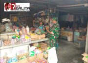 Anggota Koramil 09/Prambanan Pantau Harga Bahan Pokok Di Pasar Taji, Klaten