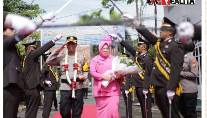 Polres Sampang Gelar Tradisi Pedang Pora, Sambut Kedatangan Kapolres Baru