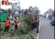Sambut Bulan Suci Ramadhan, Babinsa Keprabon Bersama Tim Saberling Laksanakan Kerja Bakti Pembersihan Lingkungan