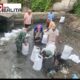 Babinsa Gotong Royong Pembersihan Sampah Dan Perbaikan Tanggul Sungai di Kampung Bendo Buntalan Klaten