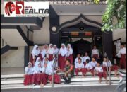 Berkunjung Ke SD Muhamadiyah 8 Surakarta, Babinsa Berikan Motivasi Dan Perkenalkan Profesi TNI