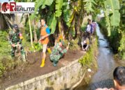 Cegah Banjir Babinsa Koramil 09/Prambanan Gotong Royong Bersihkan Parit Di Desa Kokosan