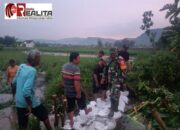 Tanggul Sungai Kongklangan Jebol, Babinsa Koramil Prambanan Klaten Bersama Warga Cepat Tanggapi Kejadian