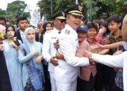 Dedie Rachim Dipeluk Pelajar Saat Inaugurasi