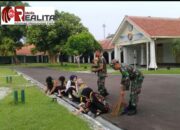 Rawat Cagar Budaya, Babinsa Keprabon Bersama Abdi Dalem Bersihkan Lingkungan Puro Mangkunegaran