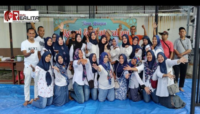 Berkah Ramadhan Alumni SMUBATIG 3-2002 Bagikan Takjil Ke Pengendara di Depan SMA Kemala Bayangkari Porong