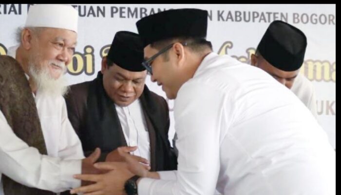 Ketua DPRD Kabupaten Bogor, Sastra Winara (kanan) bersalaman dengan tokoh ulama Nahdatul Ulama (NU) menjelang Milad NU ke-102 di Bogor. Dok. DPRD Kabupaten Bogor