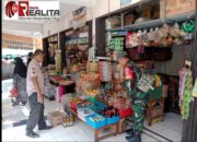 Sambangi Pasar Tradisional Nusukan, Babinsa Cek Harga Sembako, Yakinkan Kestabilan Harga di Bulan Suci Ramadhan