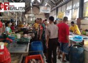 Sembari Berpatroli, Babinsa Sudiroprajan Berikan Motivasi Dan Semangat Kerja Pedagang di Pasar Gede Solo