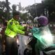 Jelang Berbuka Puasa, Kapolres Bogor Bersama Pejabat Utama Serta Jajaran Bagikan Takjil kepada Warga Yang Melintas