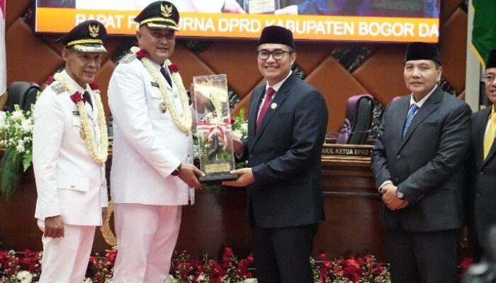 Ketua DPRD Kabupaten Bogor Sastra Winara Memberikan Cinderamata Bupati Bogor Rudy Susmanto