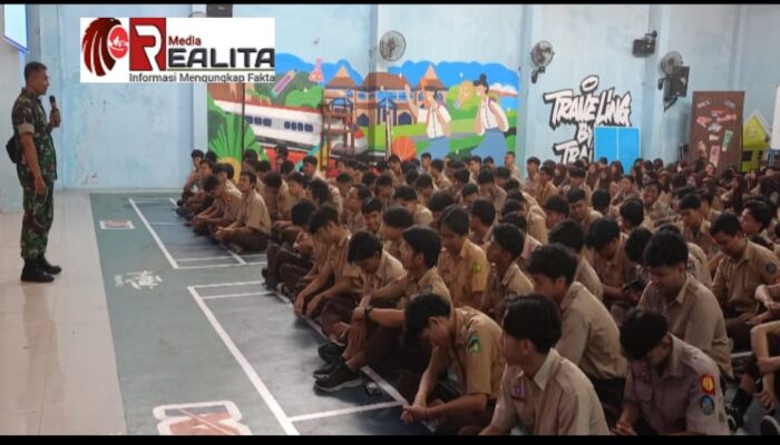 Tanamkan Kedisiplinan Dan Karakter, Babinsa Gilingan Latihkan PBB di SMK Negeri 2 Surakarta