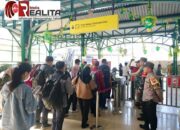 Pastikan Arus Balik Lebaran Lancar Dan Aman, Babinsa Purwosari Laksanakan Pemantauan di Stasiun Kereta Api