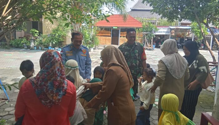 Berkunjung Ke Sekolah TK Aisiyah, Babinsa Tegalharjo Bangkitkan Semangat Dan Motivasi Belajar Sejak Usia Dini