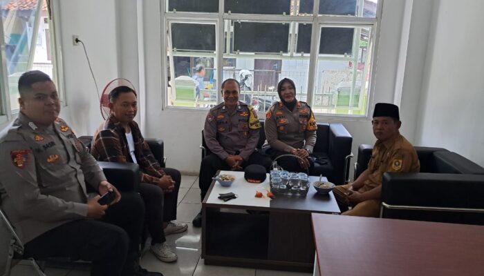 Kapolsek Dramaga Polres Bogor Polda Jawa Barat Laksanakan Kunjungan Ke Kantor Desa Dramaga Ajak Kepala Desa dan Staf Jaga Kondusif Cegah Gangguan Kamtibmas