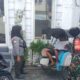 Komsos Dengan Tukang Becak Babinsa Laweyan Ingatkan Agar Selalu berhati-hati Dan Tertib Berlalulintas