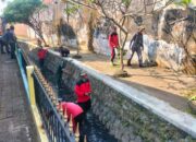 Cegah Banjir Saat Hujan Deras Tiba, Babinsa Purwosari Tak Segan Terjun Ke Parit Bersihkan Sampah Dan Rumput Liar