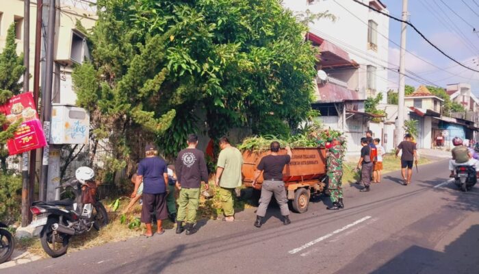 Peduli Kebersihan Lingkungan, Babinsa Tegalharjo Bersama Staf Kelurahan, Linmas Dan Warga Laksanakan Kerja Bakti