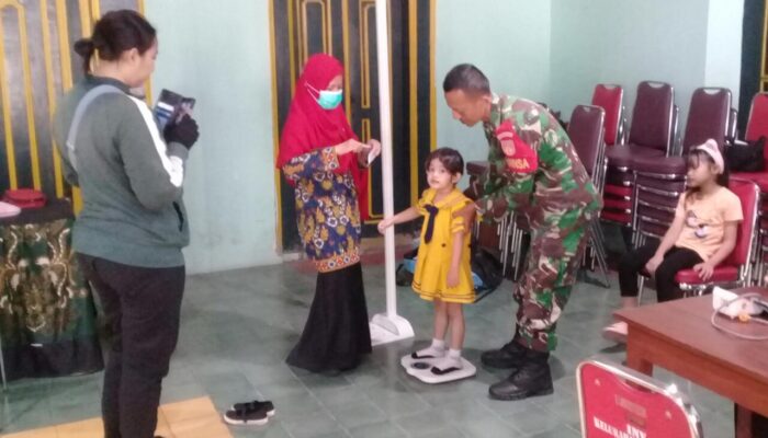 Cegah Stunting , Babinsa Keprabon Dampingi Kader Kesehatan Dalam Kegiatan Posyandu Balita