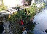 Cegah Terjadinya Banjir, Babinsa Keprabon Bersama Warga Laksanakan Kerja Bakti Resik-resik Kali Thoklo