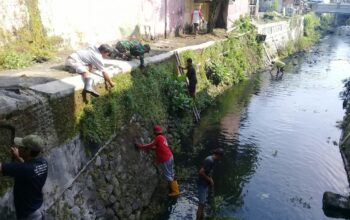 Cegah Terjadinya Banjir, Babinsa Keprabon Bersama Warga Laksanakan Kerja Bakti Resik-resik Kali Thoklo