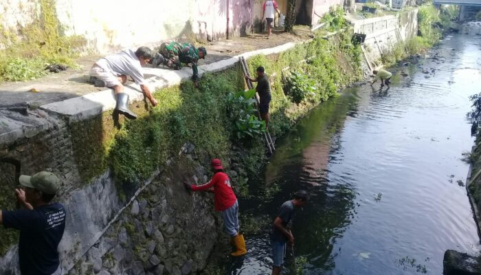 Cegah Terjadinya Banjir, Babinsa Keprabon Bersama Warga Laksanakan Kerja Bakti Resik-resik Kali Thoklo