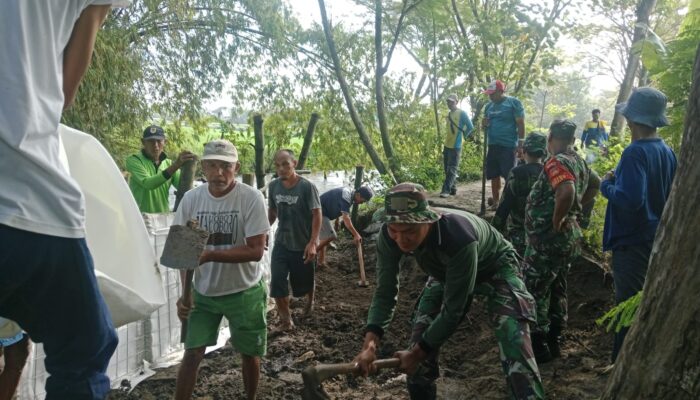 Babinsa Koramil 17/Karangdowo Bersama Warga Perbaiki Jalan Longsor Di Desa Tumpukan Klaten