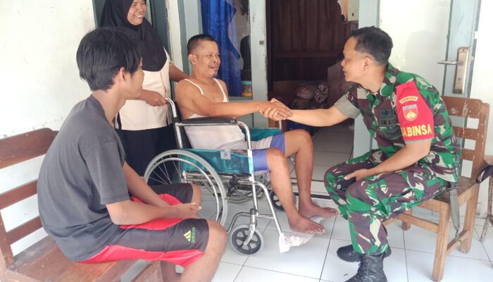 Wujud Rasa Empati, Babinsa Kepatihan Wetan Anjangsana Jenguk Warganya Yang Sakit