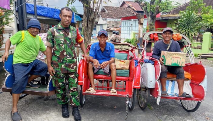 Peduli Masyarakat Kurang Mampu, Babinsa Jagalan Berikan Bantuan Sembako Kepada Tukang Becak