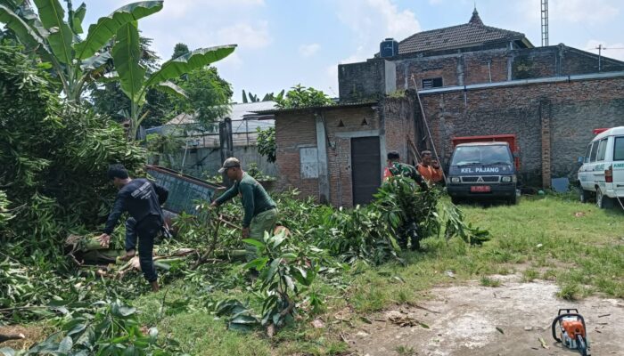 Semangat Pantang Kendur di Hari Libur, Babinsa Pajang Bersama Warga Bersihkan Lingkungan