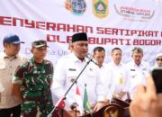 Bupati Bogor Rudy Susmanto Serahkan Sertifikat Hunian Tetap untuk Warga Terdampak Bencana di Sukajaya