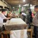 Lestarikan Warisan Budaya, Babinsa Laweyan Berinteraksi Dengan Pengrajin Batik