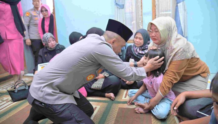 Kapolda Jawa Barat Melayat Ke Rumah Duka Aipda Anumerta Cecep