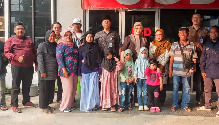 Gerakan Kemanusiaan, Relawan Info Depok Bantu Warga Mengurus Keperluan Administrasi Hingga Daftarkan Sekolah