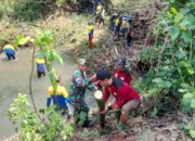 Babinsa Desa Bulurejo Klaten Bersama Relawan Laksanakan Karya Bakti Bersihkan Rumpun Bambu Di Anak Sungai Pusur