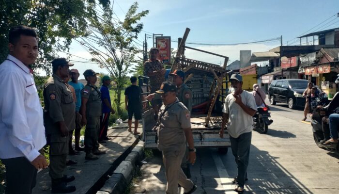 Penertiban PKL Trotoar Depan Alun-Alun Blega: Camat Blega Tegaskan Komitmen Jaga Ketertiban Fasilitas