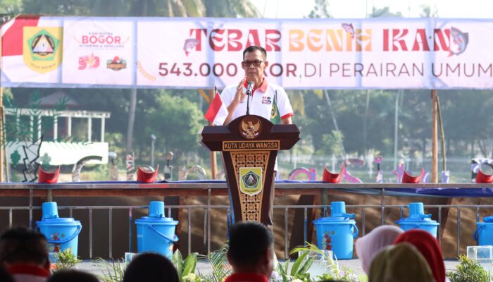 Mewakili Bupati Bogor, Wabup Ade Ruhandi Gaungkan Gemarikan dan Tebar Ribuan Benih Ikan di Situ Plaza Cibinong