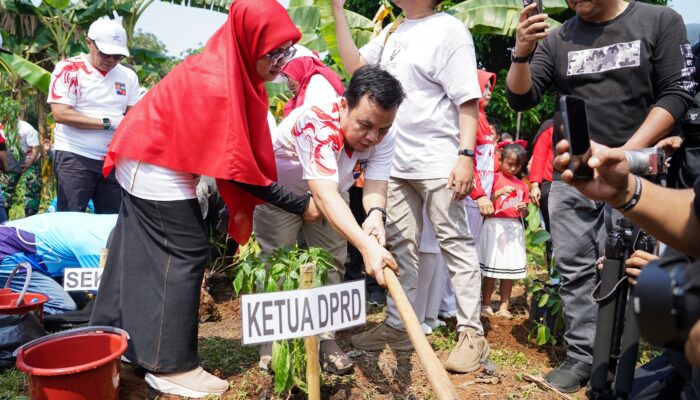 Adityawarman Apresiasi Masyarakat yang Menanam Pohon dalam Kegiatan Pesta Rakyat